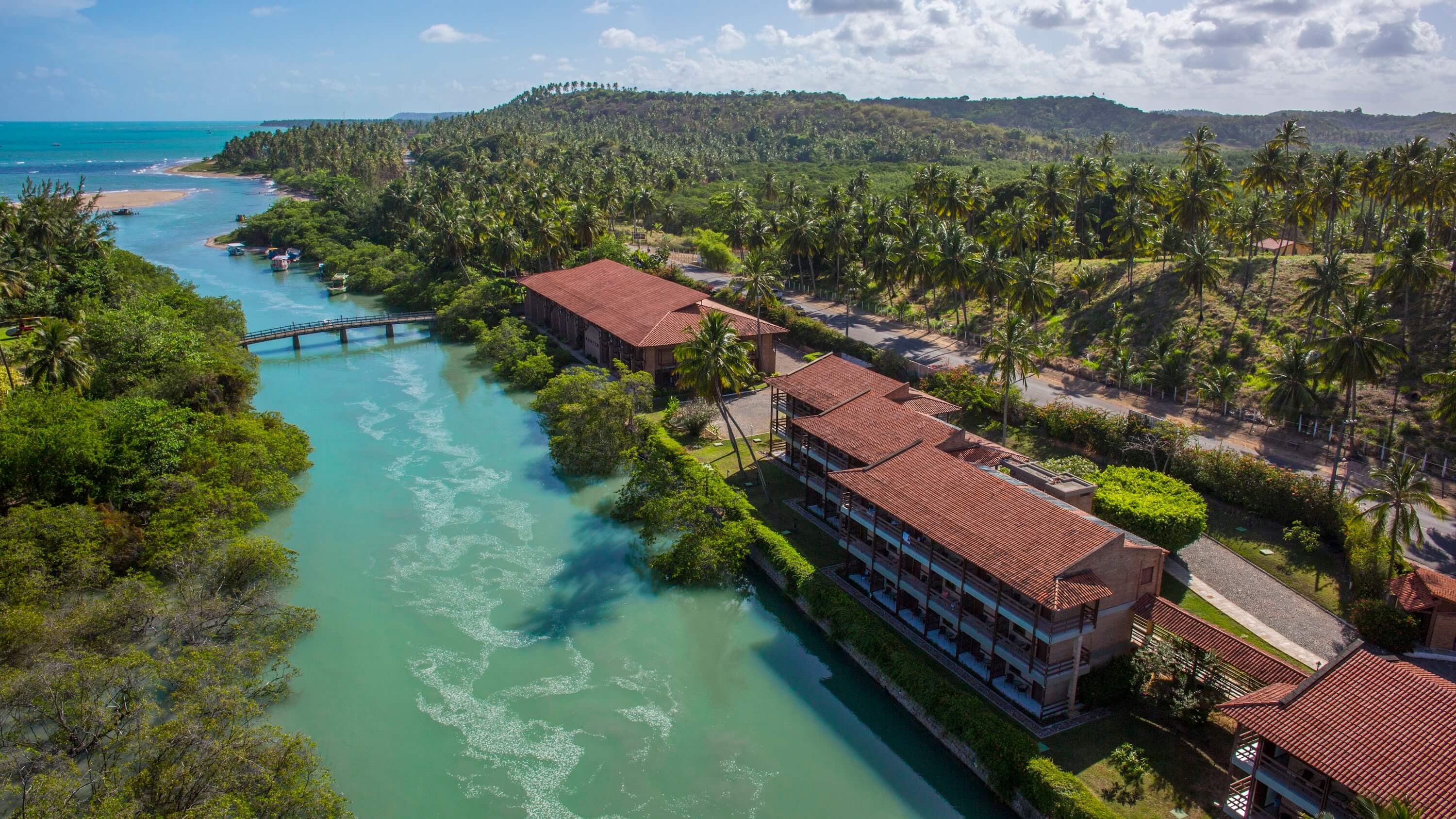 Rio Maragogi em frente às acomodações do Salinas Maragogi All Inclusive Resort de dia.